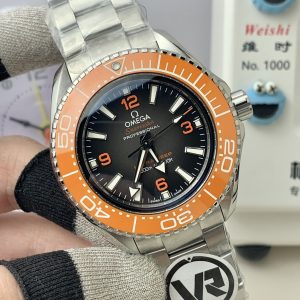 Alternative view of VR Super New Release—The Omega Seamaster 6000M Professional Diver's Watch. Its overall design and proportions pay homage to the iconic Seamaster 600, featuring a slightly domed sapphire crystal that enhances water pressure resistance. Perfect for swimming and everyday diving!  The ceramic bezel incorporates liquid metal filling technology—an industry-exclusive design whose tactile quality will make you fall in love at first touch!  All applied elements on the hands and hour markers feature ultra-bright luminescence, ensuring you shine brightest in the dark!  Measuring 45.5×18mm, the watch appears surprisingly sleek from the side thanks to the layered design of the bezel, case, and caseback.  The screw-down caseback ensures superior water resistance, eliminating the need for a display back. Instead, each model features a laser-etched, permanent Poseidon emblem on the caseback.  Powered by the exclusive Cal.8912 integrated movement, the solid caseback leaves no room for flaws. The strap incorporates ergonomic design, and the clasp features micro-adjustment functionality.  Entirely molded from original molds, this watch is packed with intricate details—a VR production, guaranteed to be a masterpiece!